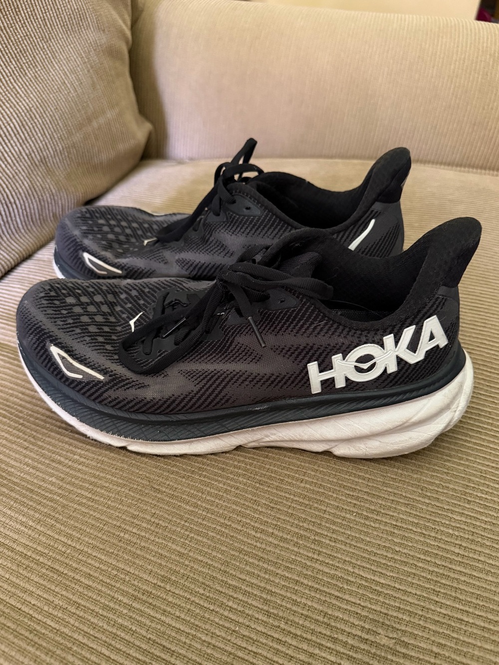 Hoka Men's Clifton sneakers - size 10 EE (wide) - black